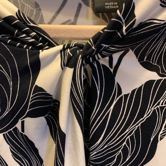 Tahari Top - Picture 2 of 5